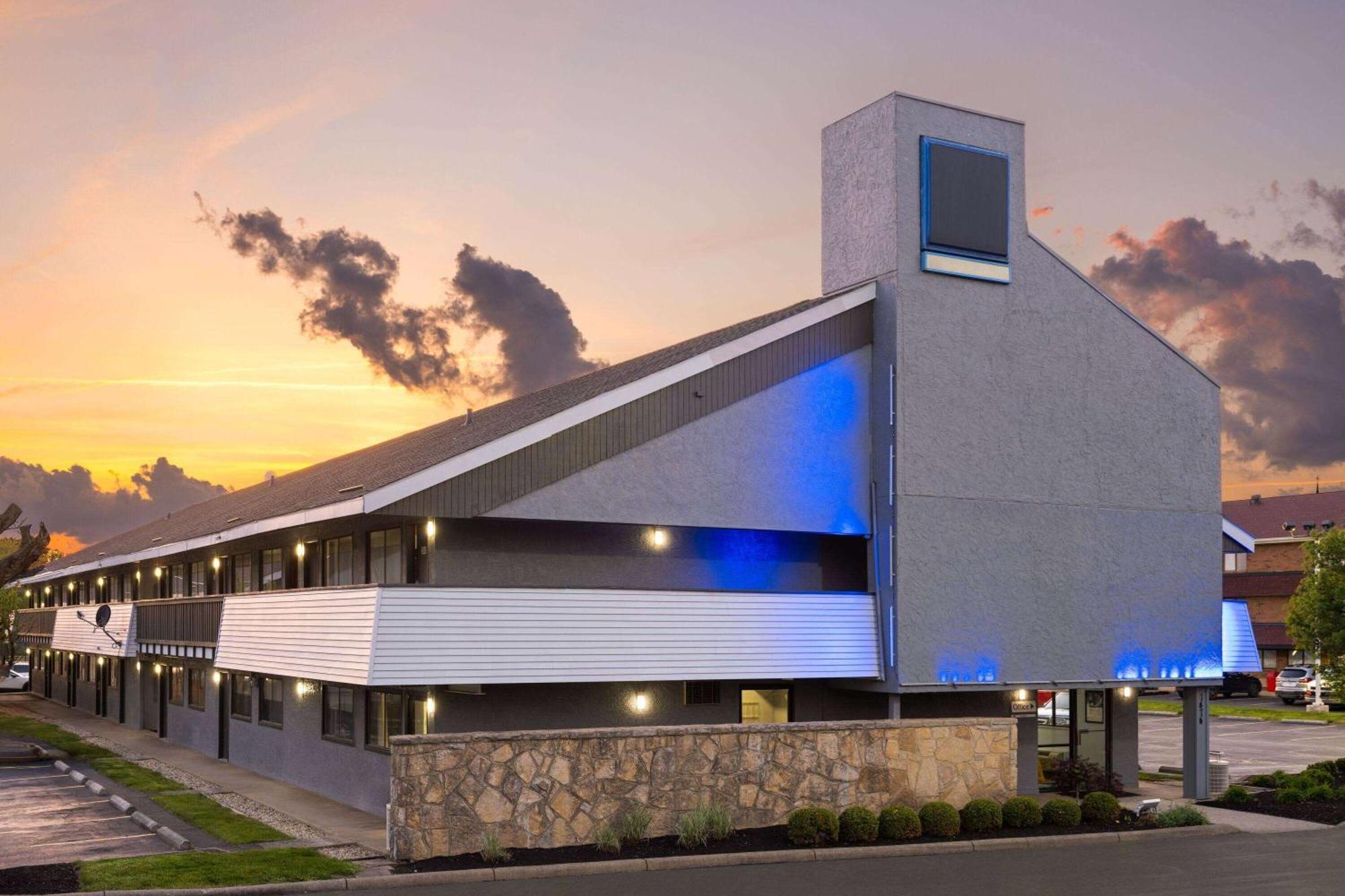 Days Inn By Wyndham Columbus Worthington Exterior photo