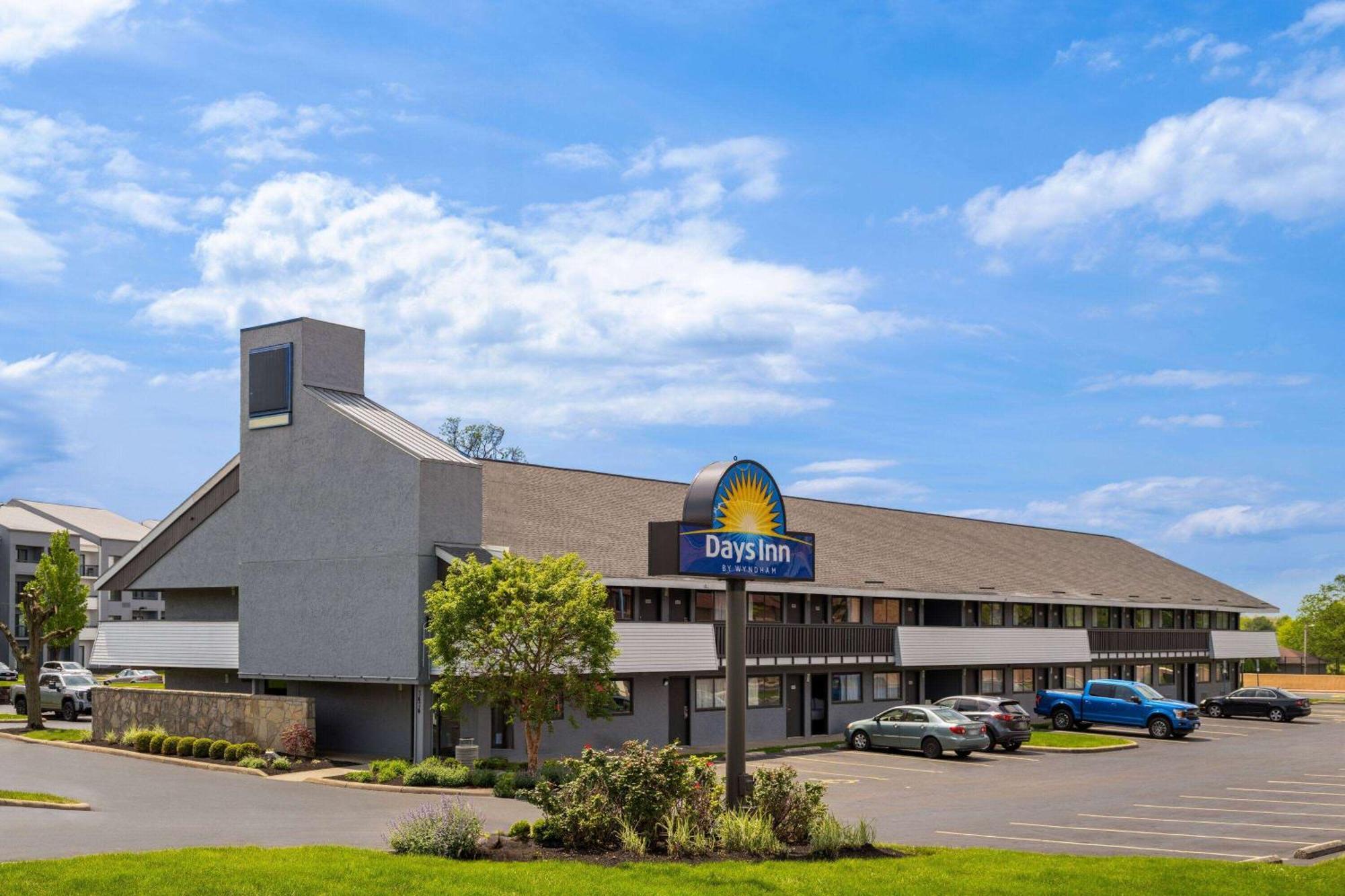 Days Inn By Wyndham Columbus Worthington Exterior photo